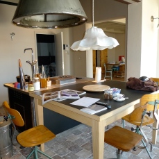 tavolo cucina realizzato con legno di faggio e piano lavagna recuperato