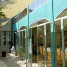 dimora in centro storico parete in rame ossidato e vetro